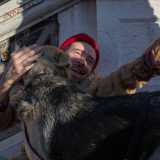 Mentre parliamo diverse persone si fermano a chiedergli come sta...